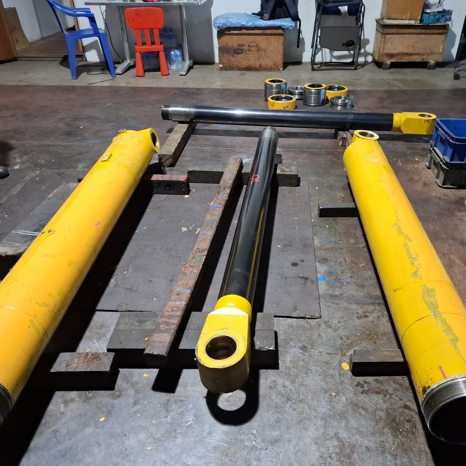Main-deck-crane - hydraulic -cylinder-service-singapore